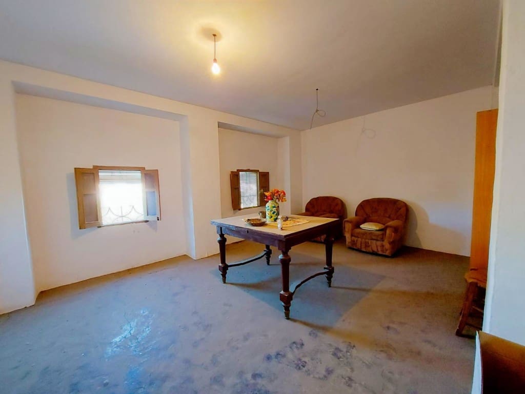 4 soveværelse Byhus til salg i Noguerones med swimmingpool - € 60.000 (Ref: 10162373)
