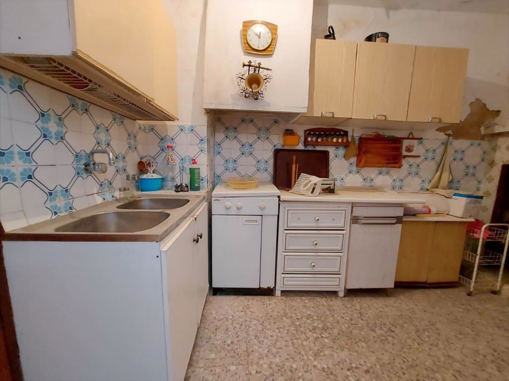 4 soveværelse Byhus til salg i Noguerones med swimmingpool - € 60.000 (Ref: 10162373)