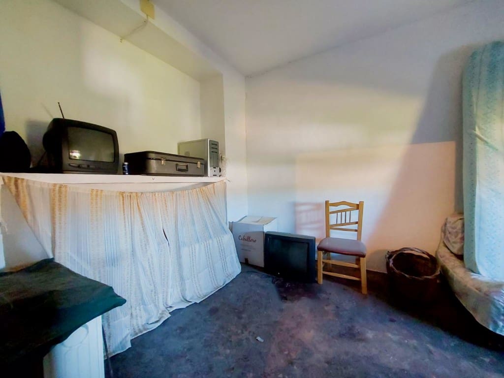4 soveværelse Byhus til salg i Noguerones med swimmingpool - € 60.000 (Ref: 10162373)