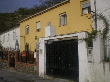 Casa de 4 habitaciones en Frailes en venta con garaje - 130.000 € (Ref: 2439798)