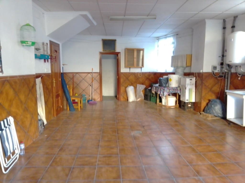4 bedroom Townhouse for sale in Castillo de Locubin with garage - € 135,000 (Ref: 6428558)