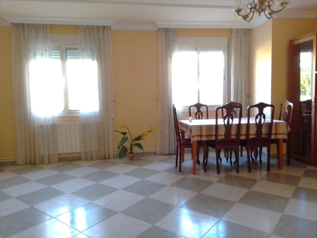 4 bedroom Townhouse for sale in Castillo de Locubin with garage - € 135,000 (Ref: 6428558)