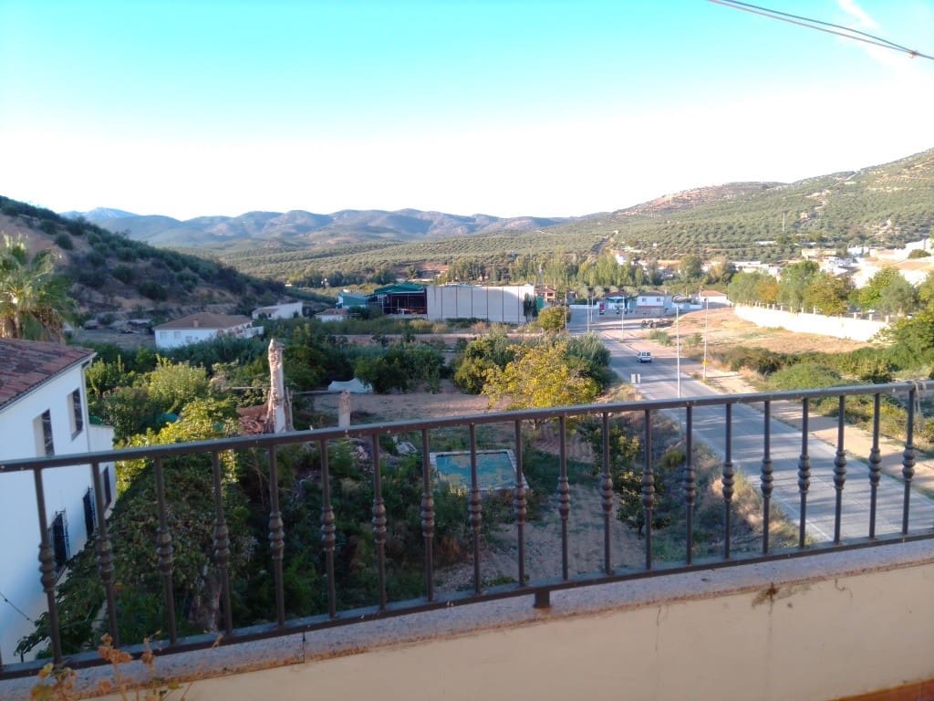 4 bedroom Townhouse for sale in Castillo de Locubin with garage - € 135,000 (Ref: 6428558)