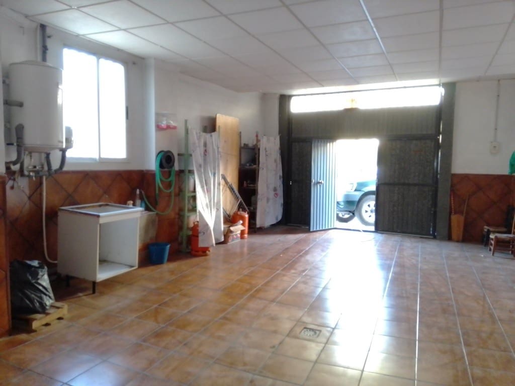4 bedroom Townhouse for sale in Castillo de Locubin with garage - € 135,000 (Ref: 6428558)