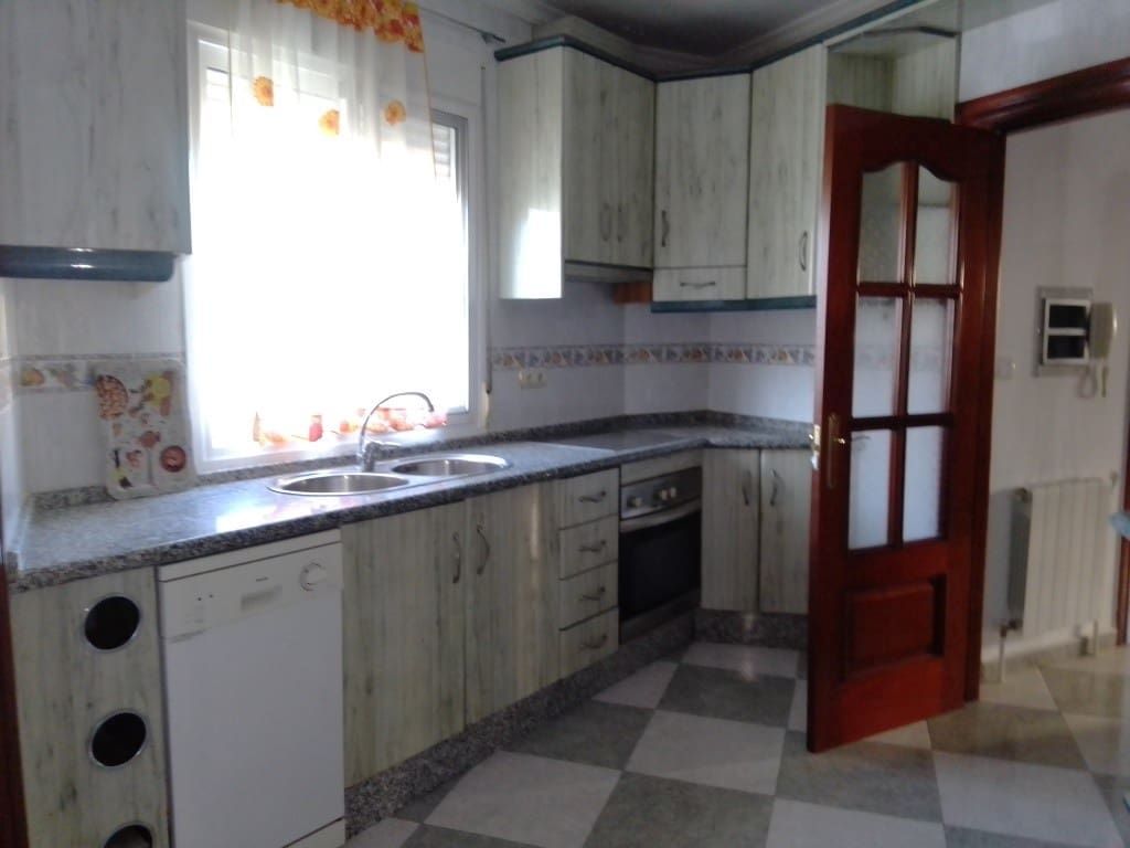 4 bedroom Townhouse for sale in Castillo de Locubin with garage - € 135,000 (Ref: 6428558)