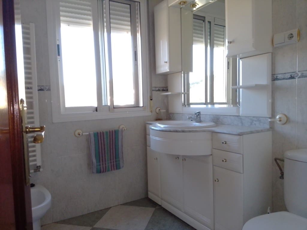 4 bedroom Townhouse for sale in Castillo de Locubin with garage - € 135,000 (Ref: 6428558)