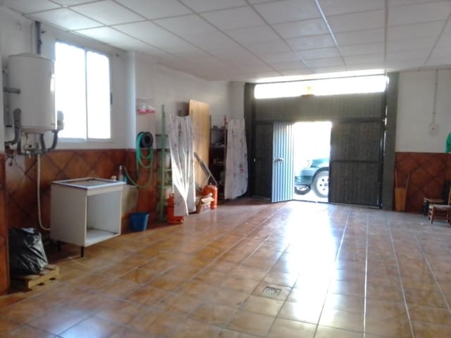 4 bedroom Townhouse for sale in Castillo de Locubín with garage - € 135,000 (Ref: 6428558)