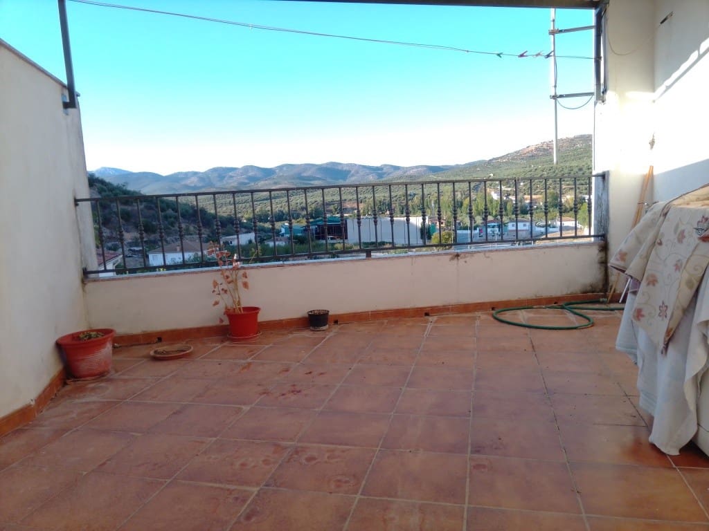 4 bedroom Townhouse for sale in Castillo de Locubin with garage - € 135,000 (Ref: 6428558)