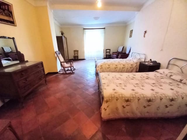 4 bedroom Townhouse for sale in Martos - € 65,000 (Ref: 8701610)