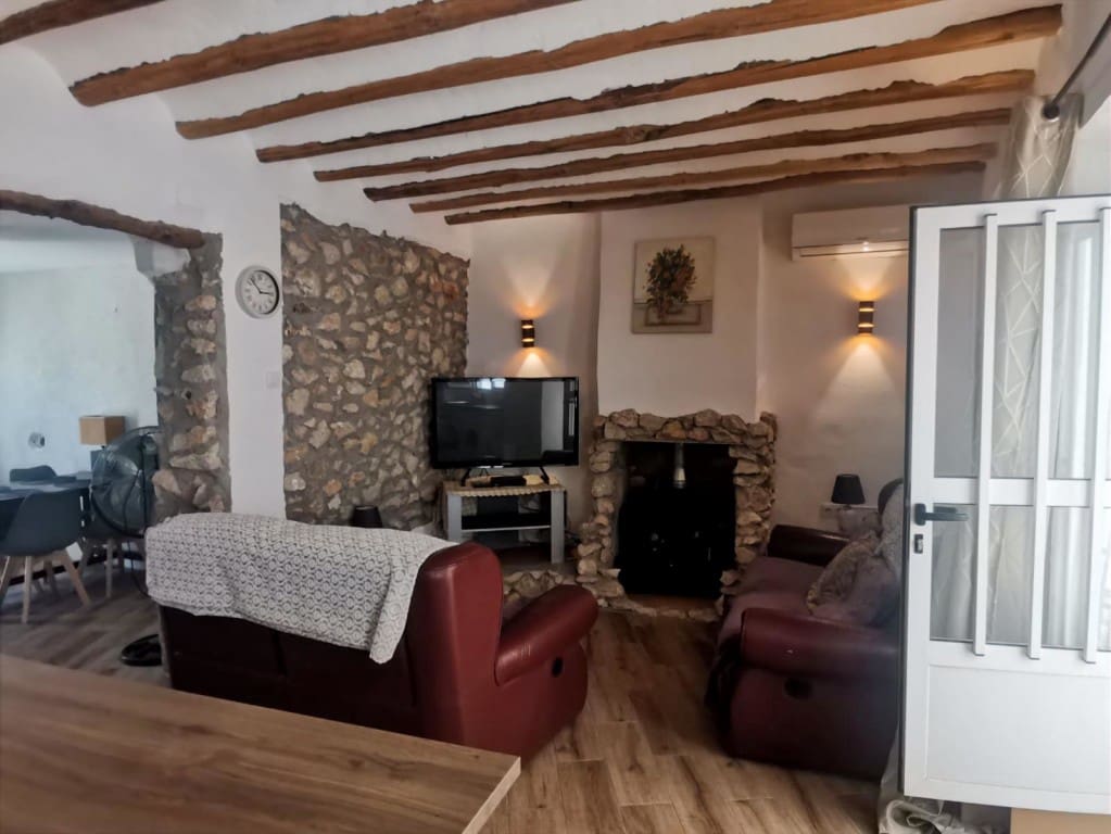 3 soveværelse Byhus til salg i Bobadilla de Alcaudete med swimmingpool - € 85.000 (Ref: 9096336)