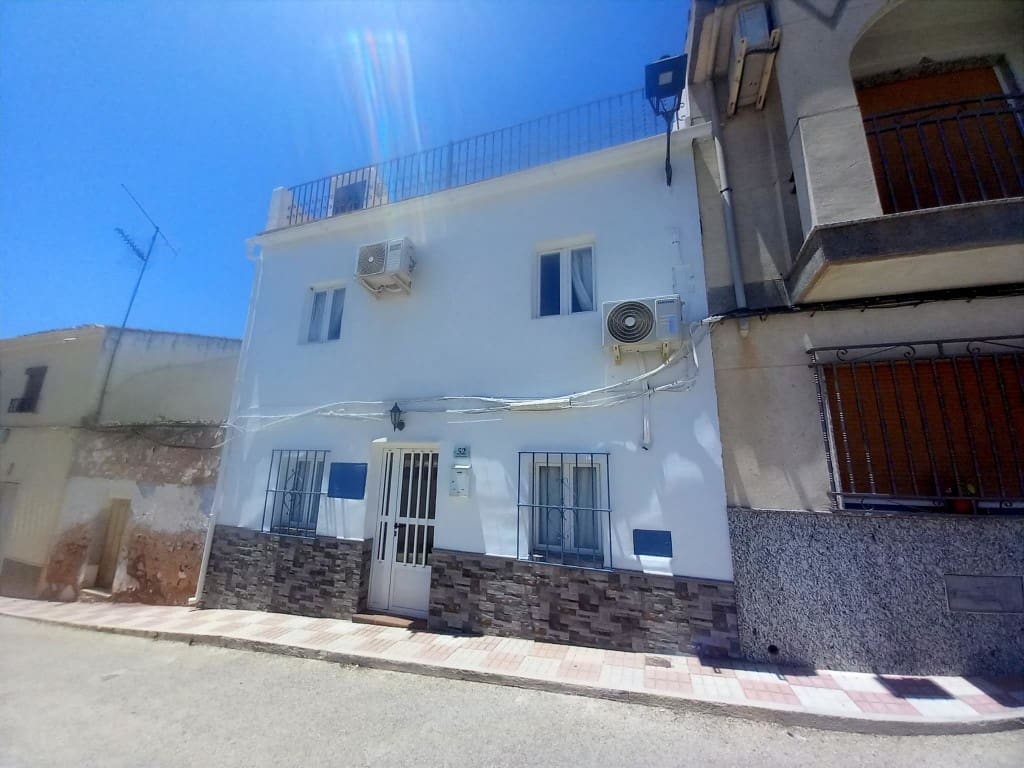 3 soveværelse Byhus til salg i Bobadilla de Alcaudete med swimmingpool - € 85.000 (Ref: 9096336)