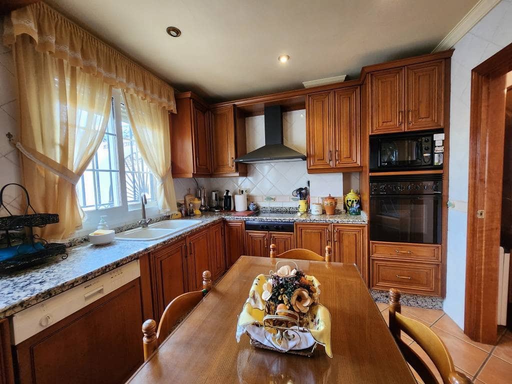 4 soveværelse Byhus til salg i Iznajar - € 115.000 (Ref: 9096593)