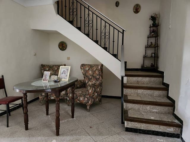 5 bedroom Townhouse for sale in Luque with pool - € 35,000 (Ref: 9349452)