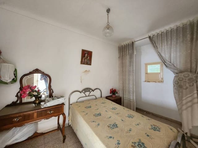 5 bedroom Townhouse for sale in Luque with pool - € 35,000 (Ref: 9349452)