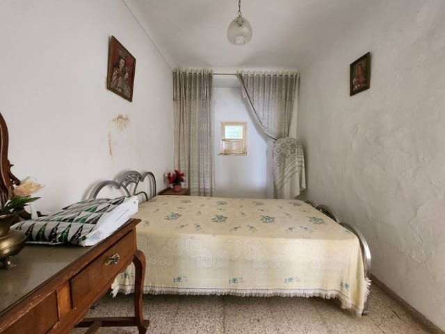 5 bedroom Townhouse for sale in Luque with pool - € 35,000 (Ref: 9349452)