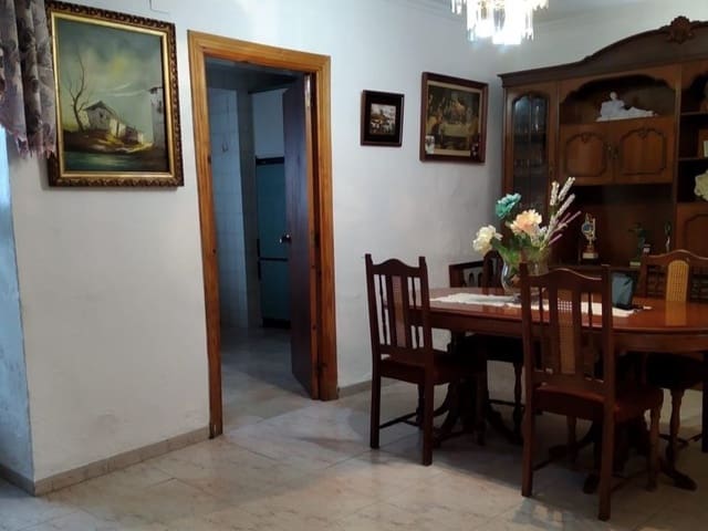 5 bedroom Townhouse for sale in Luque with pool - € 74,000 (Ref: 9388402)