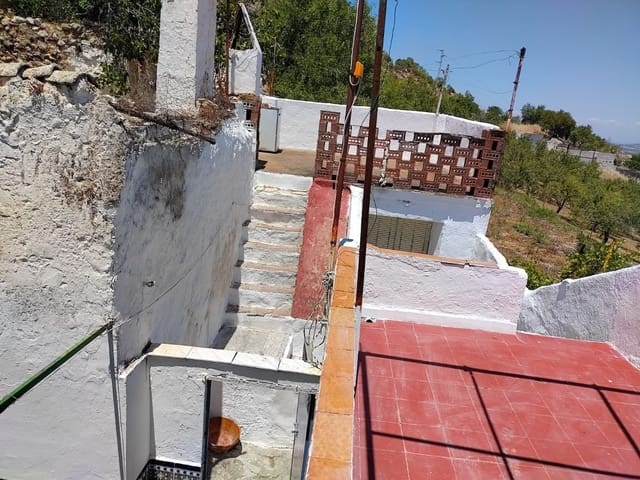 5 bedroom Townhouse for sale in Luque with pool - € 74,000 (Ref: 9388402)