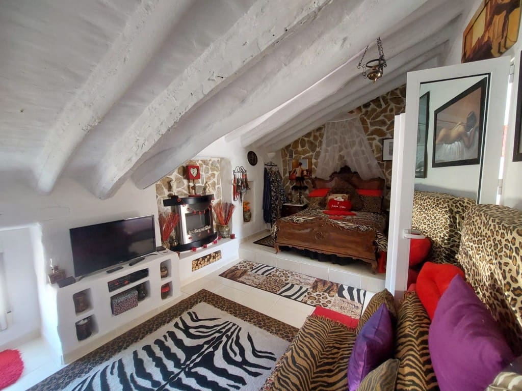 3 soverom Hus til salgs i Castillo de Locubin med svømmebasseng - € 110 000 (Ref: 9428764)