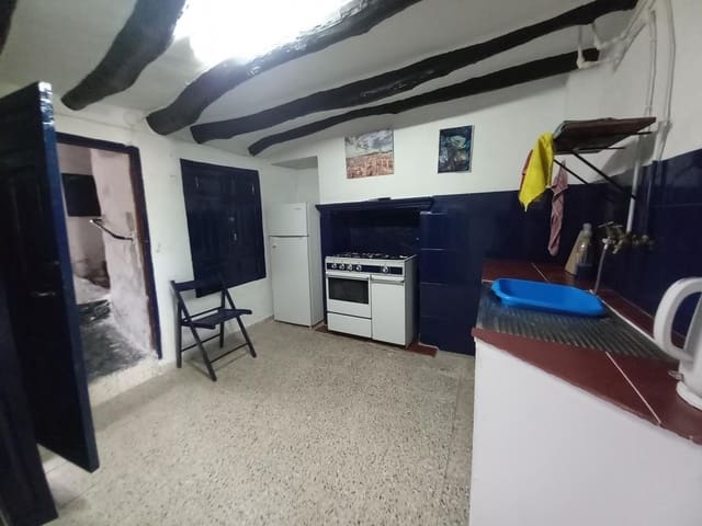 3 bedroom Townhouse for sale in Castillo de Locubín with pool - € 42,000 (Ref: 9431937)