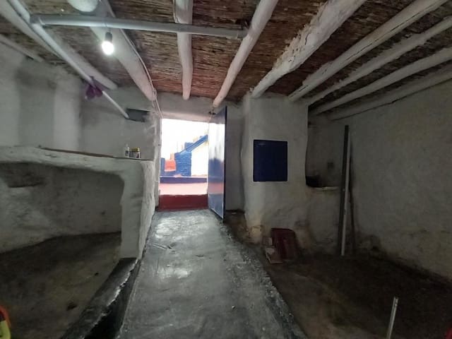 3 bedroom Townhouse for sale in Castillo de Locubín with pool - € 42,000 (Ref: 9431937)