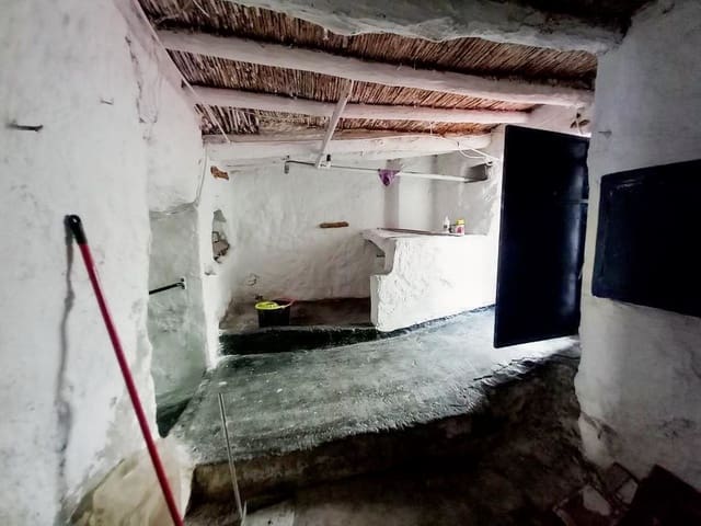 3 bedroom Townhouse for sale in Castillo de Locubín with pool - € 42,000 (Ref: 9431937)