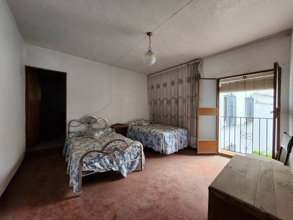 4 bedroom Townhouse for sale in Zambra with garage - € 75,000 (Ref: 9558670)