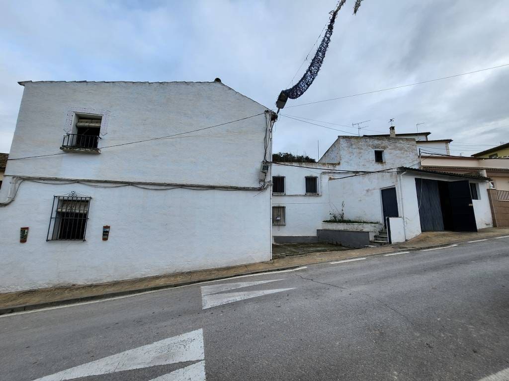 4 bedroom Townhouse for sale in Zambra with garage - € 75,000 (Ref: 9558670)