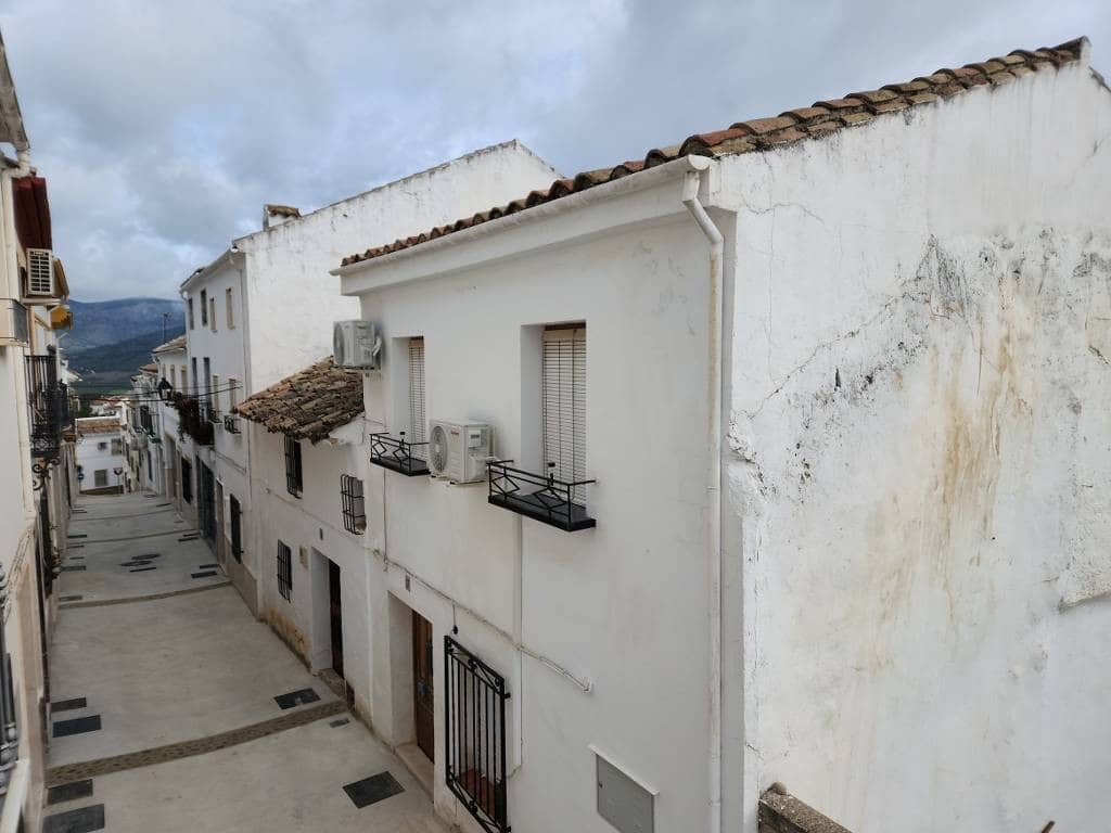 3 sovrum Hus till salu i Carcabuey med pool - 74 900 € (Ref: 9686330)