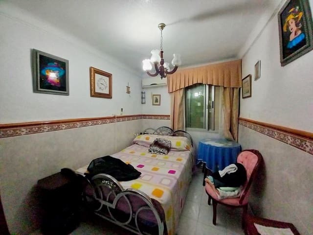 Casa de 5 habitaciones en Ventas del Carrizal, Castillo de Locubín en venta - 80.000 € (Ref: 9821549)