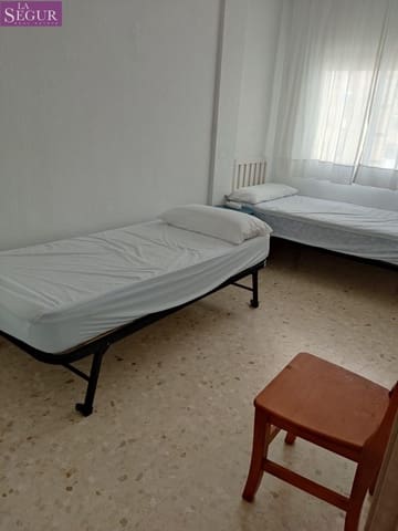 4 bedroom Flat for rent in Cádiz city - € 1,300 (Ref: 10059064)