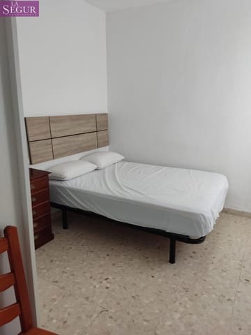 4 bedroom Flat for rent in Cádiz city - € 1,300 (Ref: 10059064)