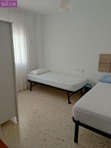 4 bedroom Flat for rent in Cádiz city - € 1,300 (Ref: 10059064)