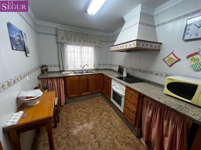 4 bedroom Townhouse for sale in Barbate - € 350,000 (Ref: 10184908)
