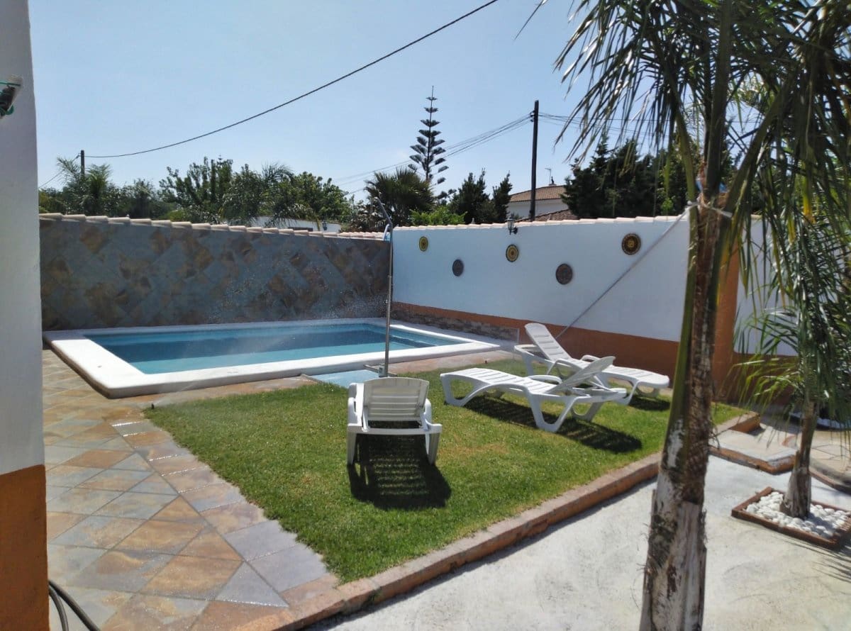 3 soveværelse Villa til salg i Chiclana de la Frontera med swimmingpool - € 600.000 (Ref: 5001282)