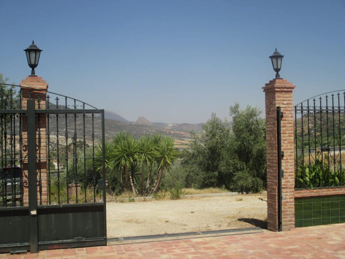 6 soveværelse Finca/Landehus til salg i Olvera med swimmingpool - € 725.000 (Ref: 6153637)