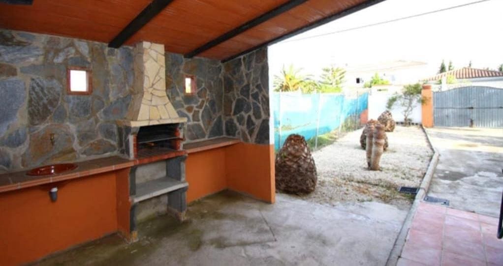 Villa for sale in Chiclana de la Frontera with pool garage - € 450,000 (Ref: 7041330)