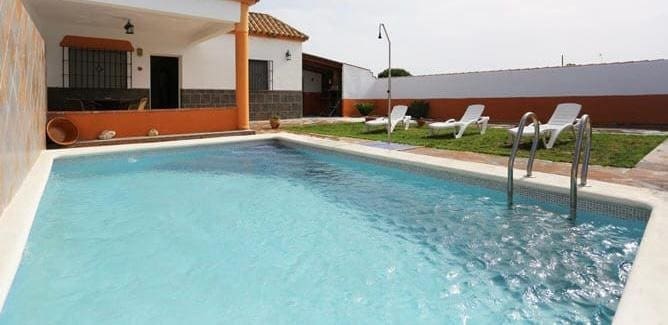 Villa for sale in Chiclana de la Frontera with pool garage - € 450,000 (Ref: 7041330)