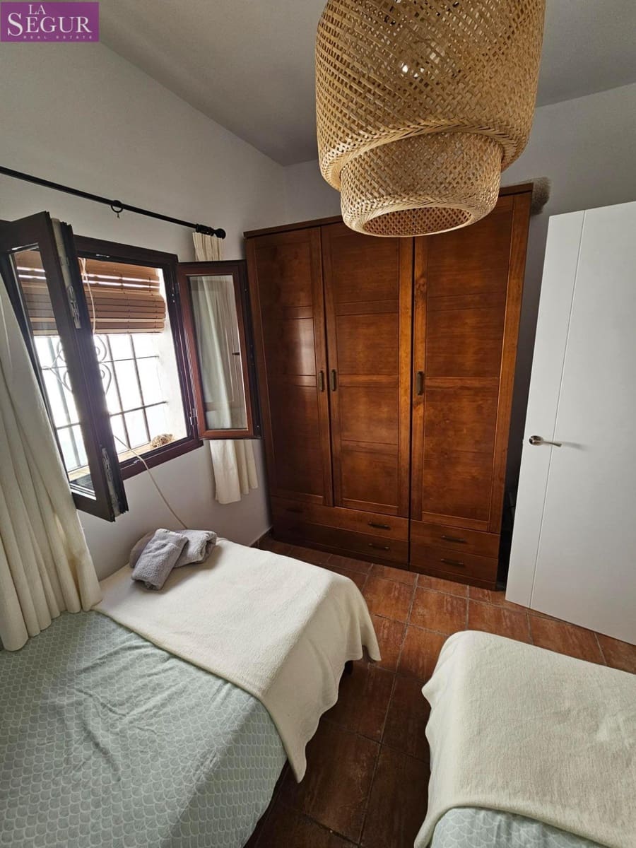 2 bedroom Apartment for sale in Vejer de la Frontera - € 189,000 (Ref: 7515647)