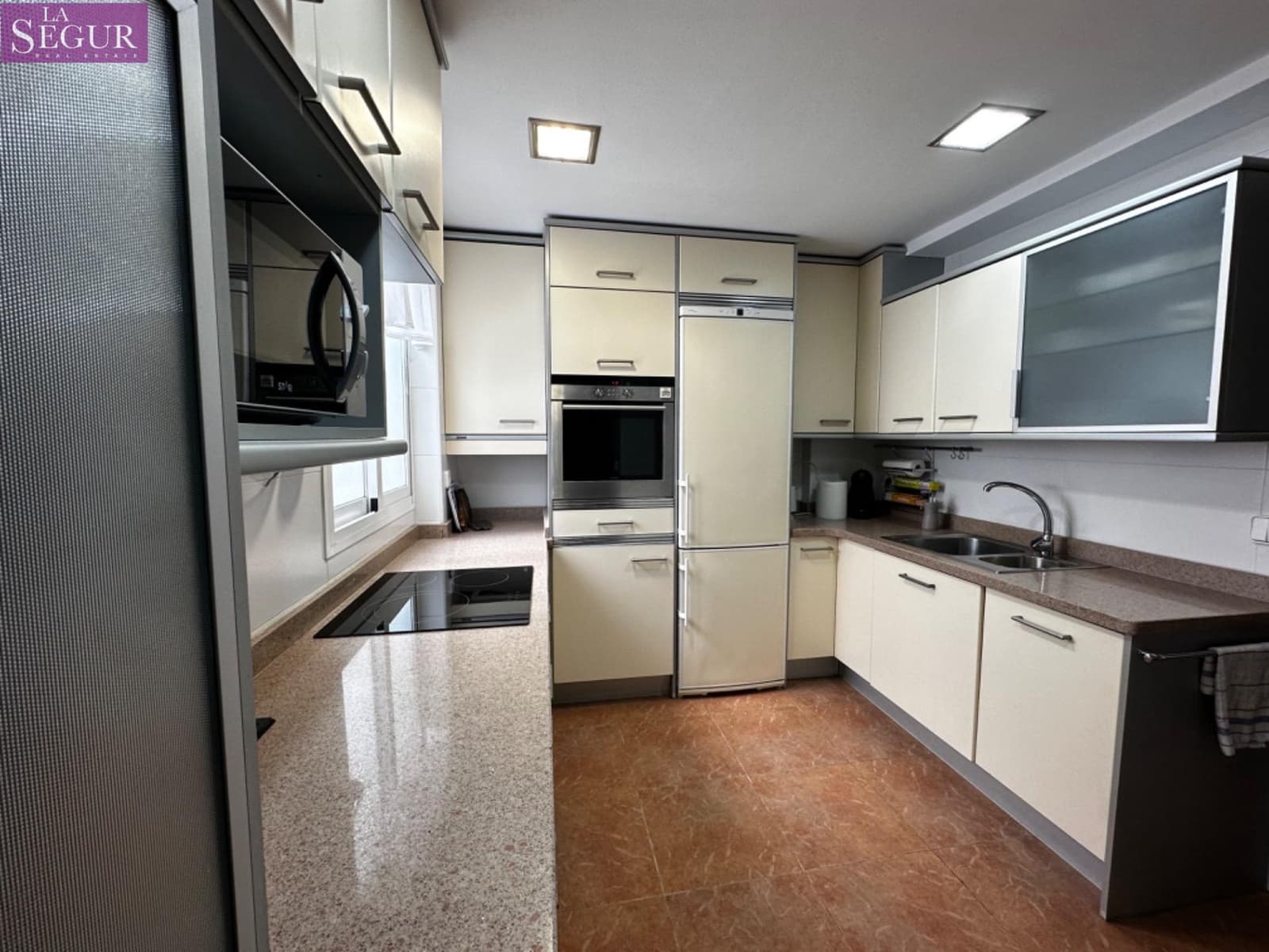 3 bedroom Flat for rent in Cadiz city - € 1,500 (Ref: 8226536)