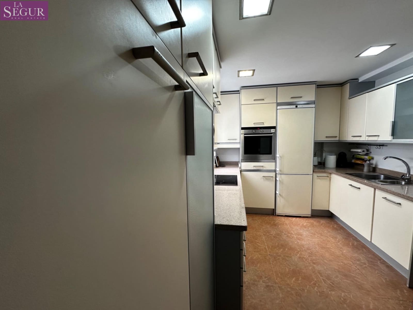 3 bedroom Flat for rent in Cadiz city - € 1,500 (Ref: 8226536)