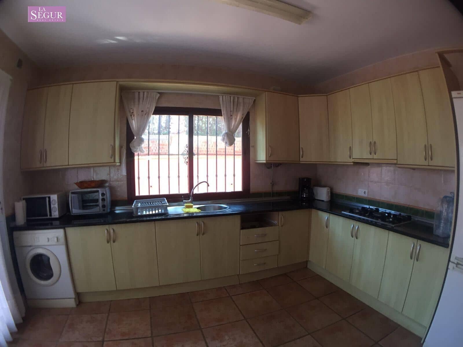 5 soveværelse Villa til salg i Conil de la Frontera med garage - € 368.000 (Ref: 8324828)