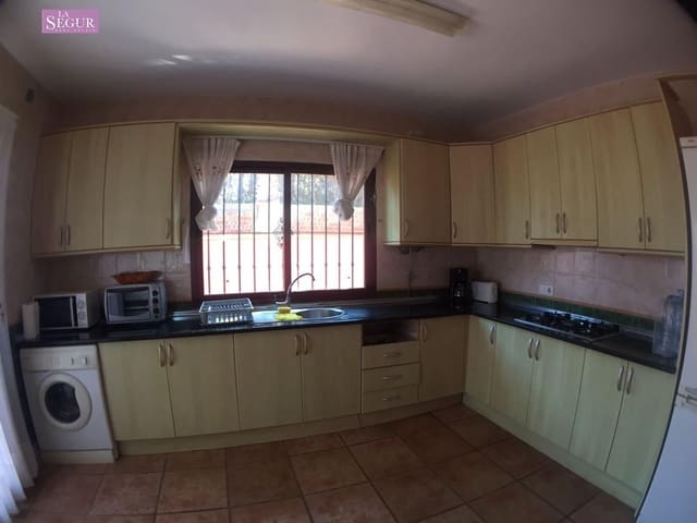 5 soveværelse Villa til salg i Conil de la Frontera med garage - € 368.000 (Ref: 8324828)