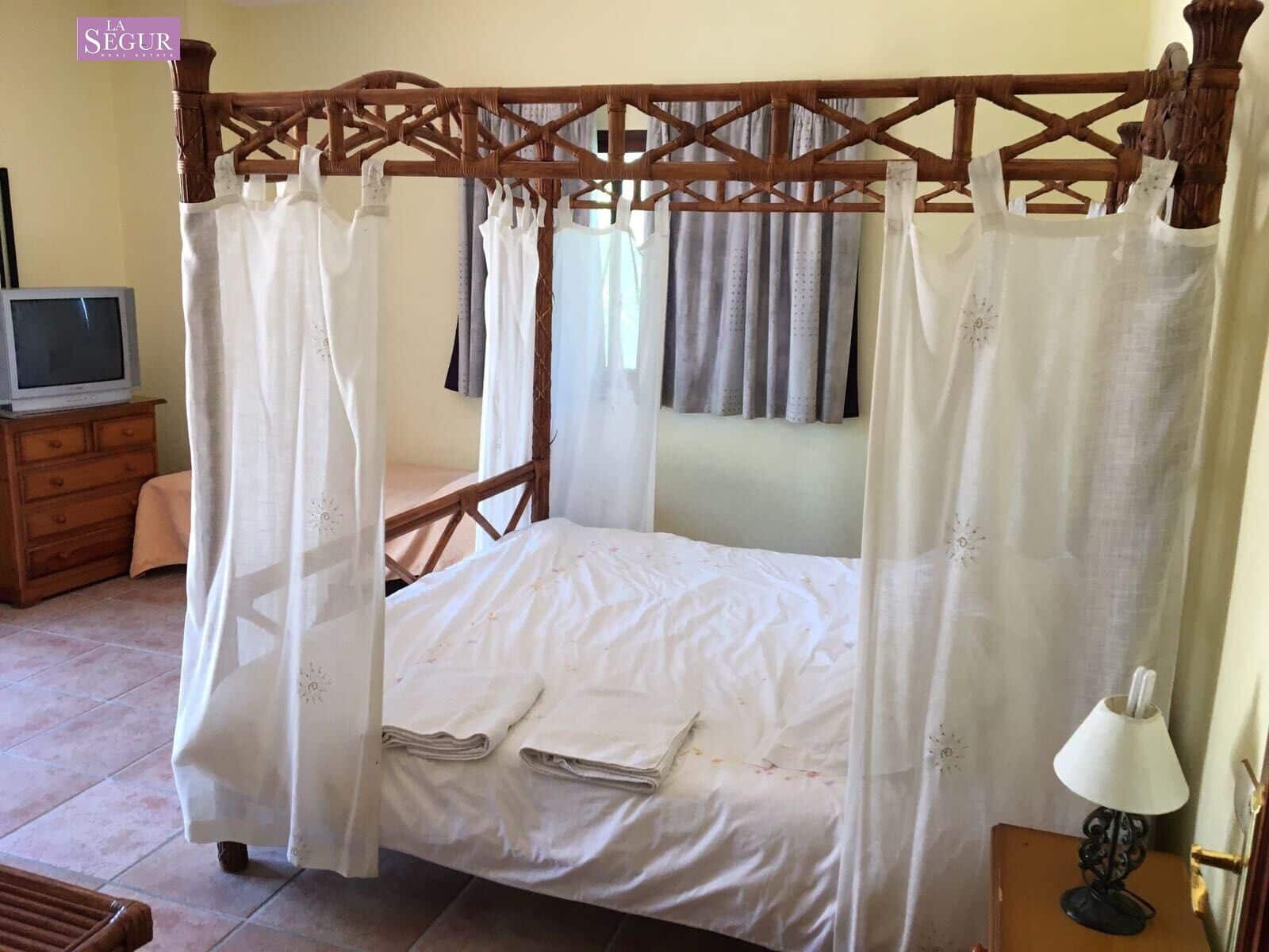 5 soveværelse Villa til salg i Conil de la Frontera med garage - € 368.000 (Ref: 8324828)