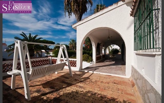 4 sypialnia Willa na sprzedaż w Conil de la Frontera z garażem - 670 000 € (Ref: 8584351)