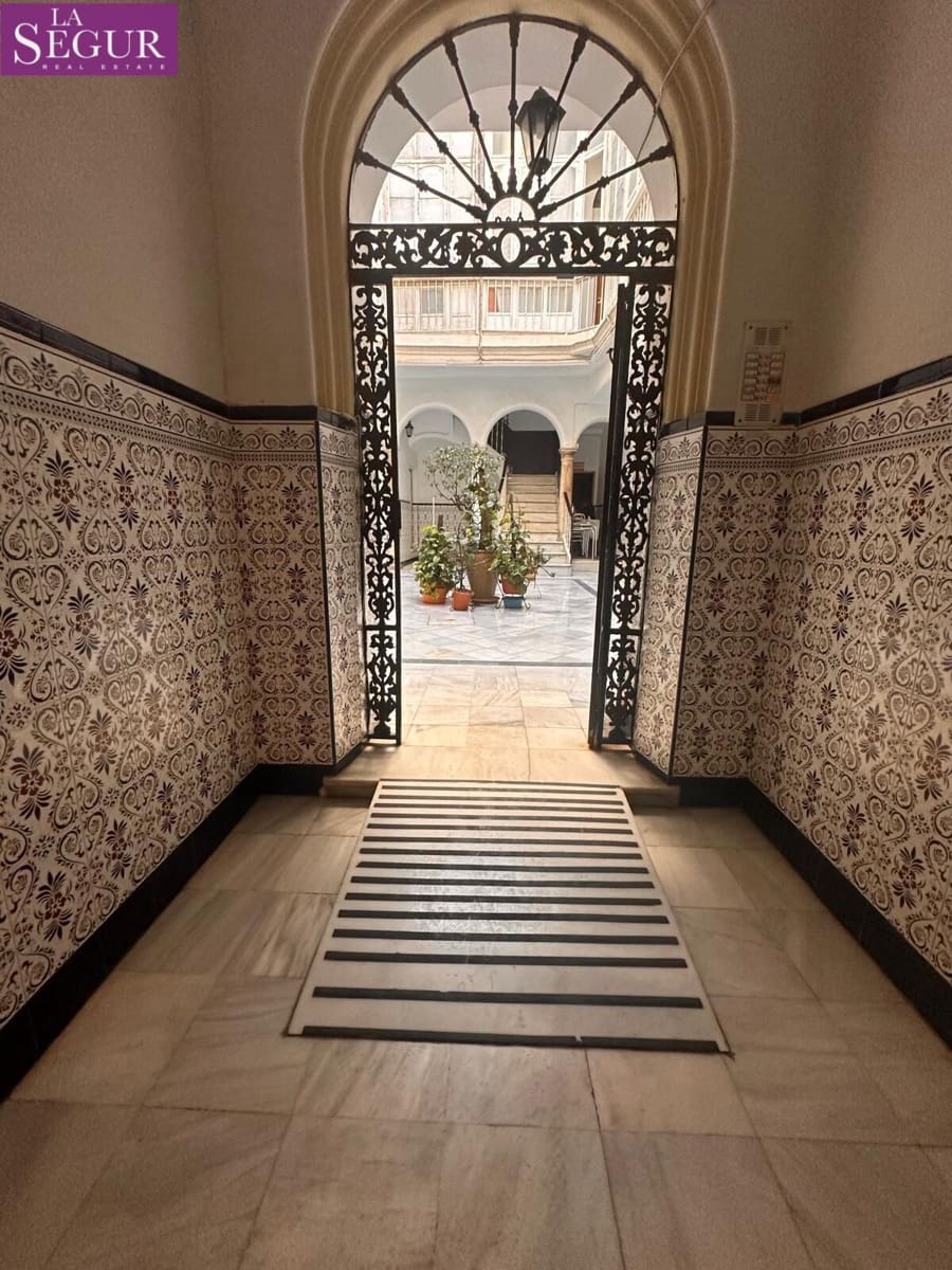 Virksomhed til leje i Cadiz by - € 1.550 (Ref: 8789723)