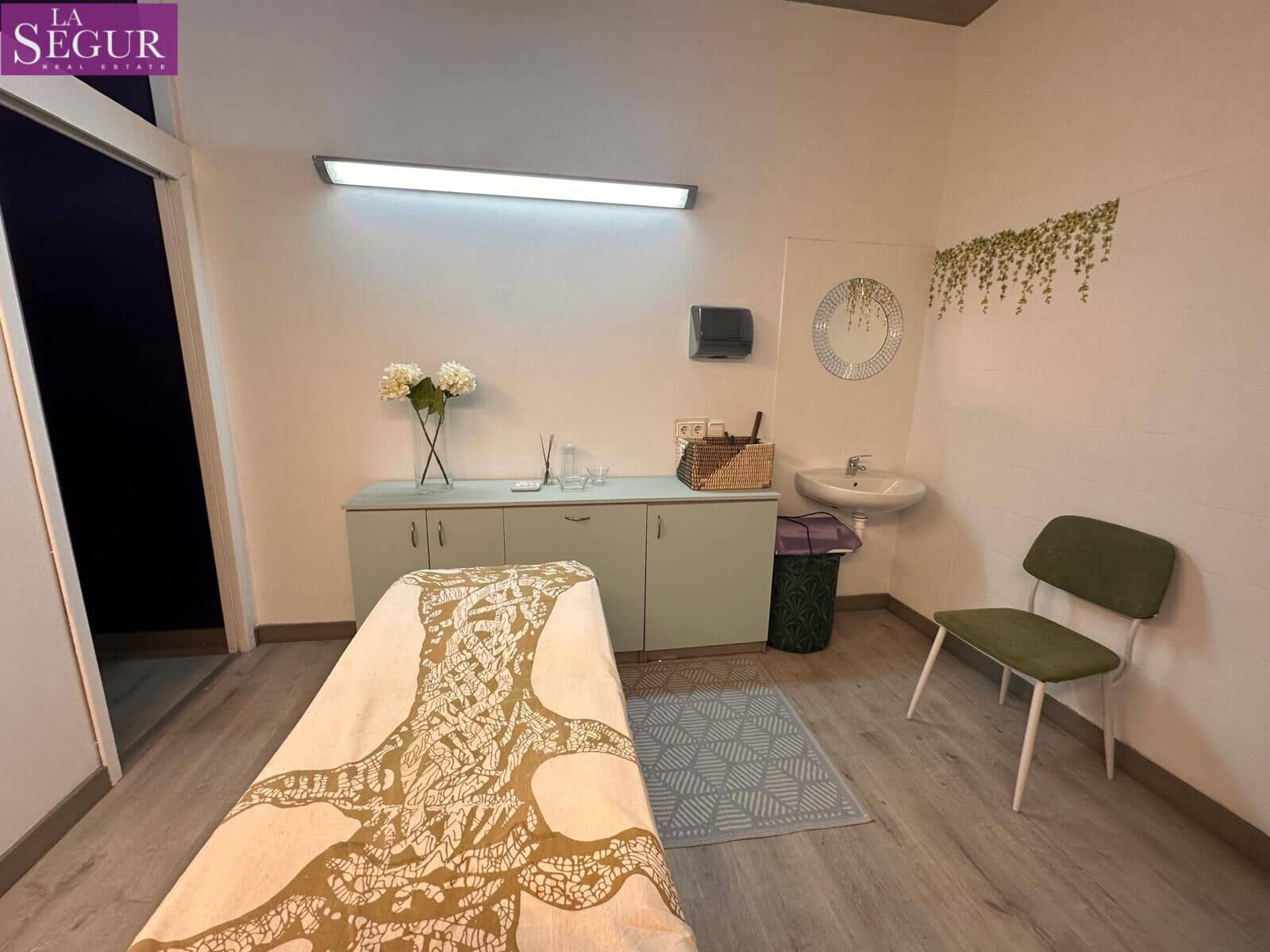 Virksomhed til leje i Cadiz by - € 1.550 (Ref: 8789723)