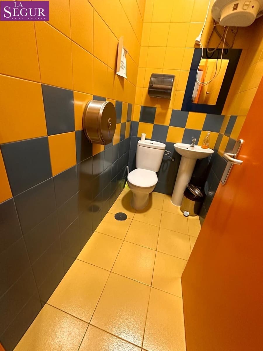 Commercieel te koop in Cadiz stad - € 250.000 (Ref: 8789724)