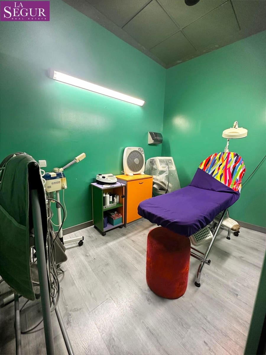 Commercieel te koop in Cadiz stad - € 250.000 (Ref: 8789724)