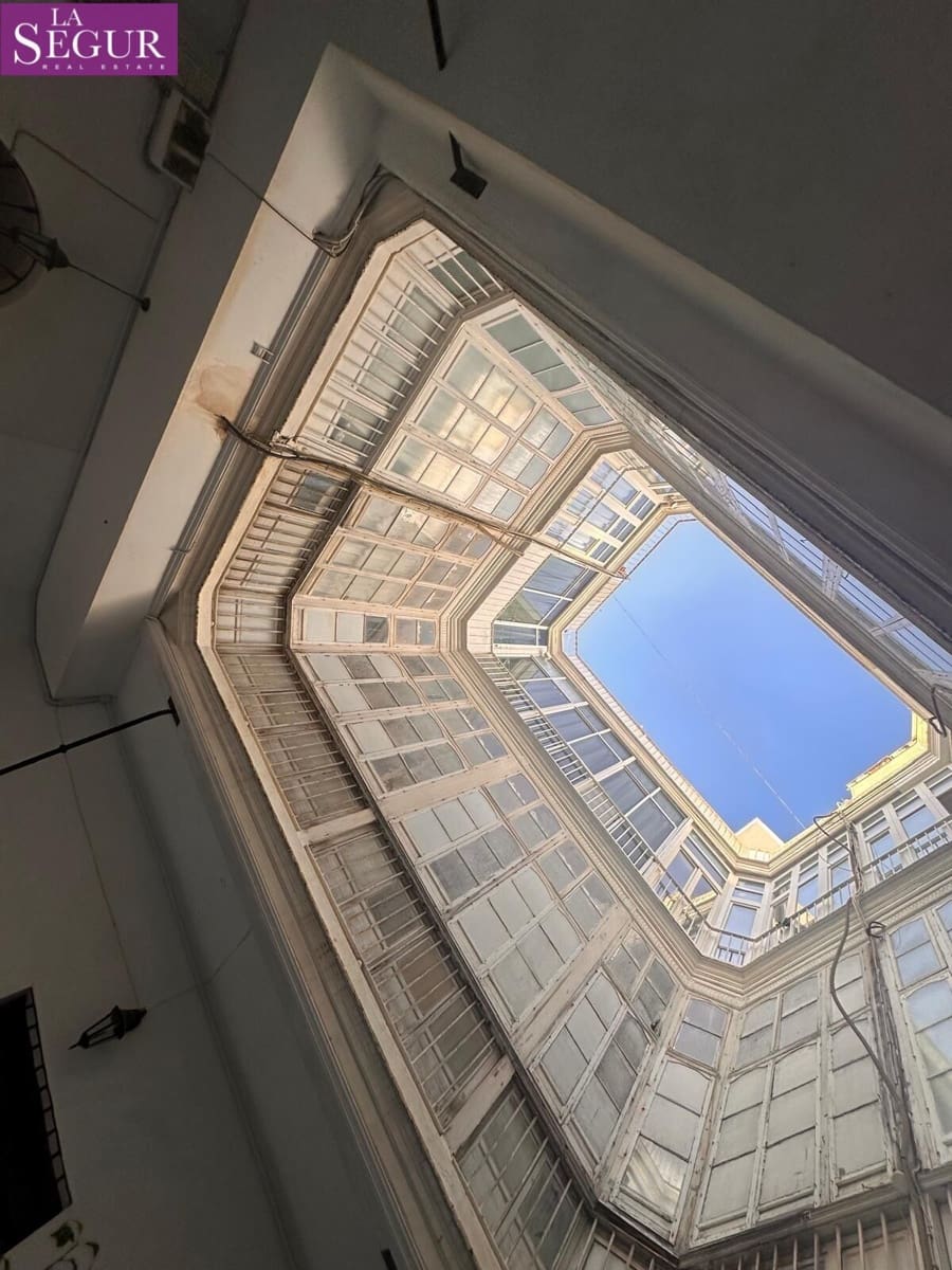 Commercieel te koop in Cadiz stad - € 250.000 (Ref: 8789724)