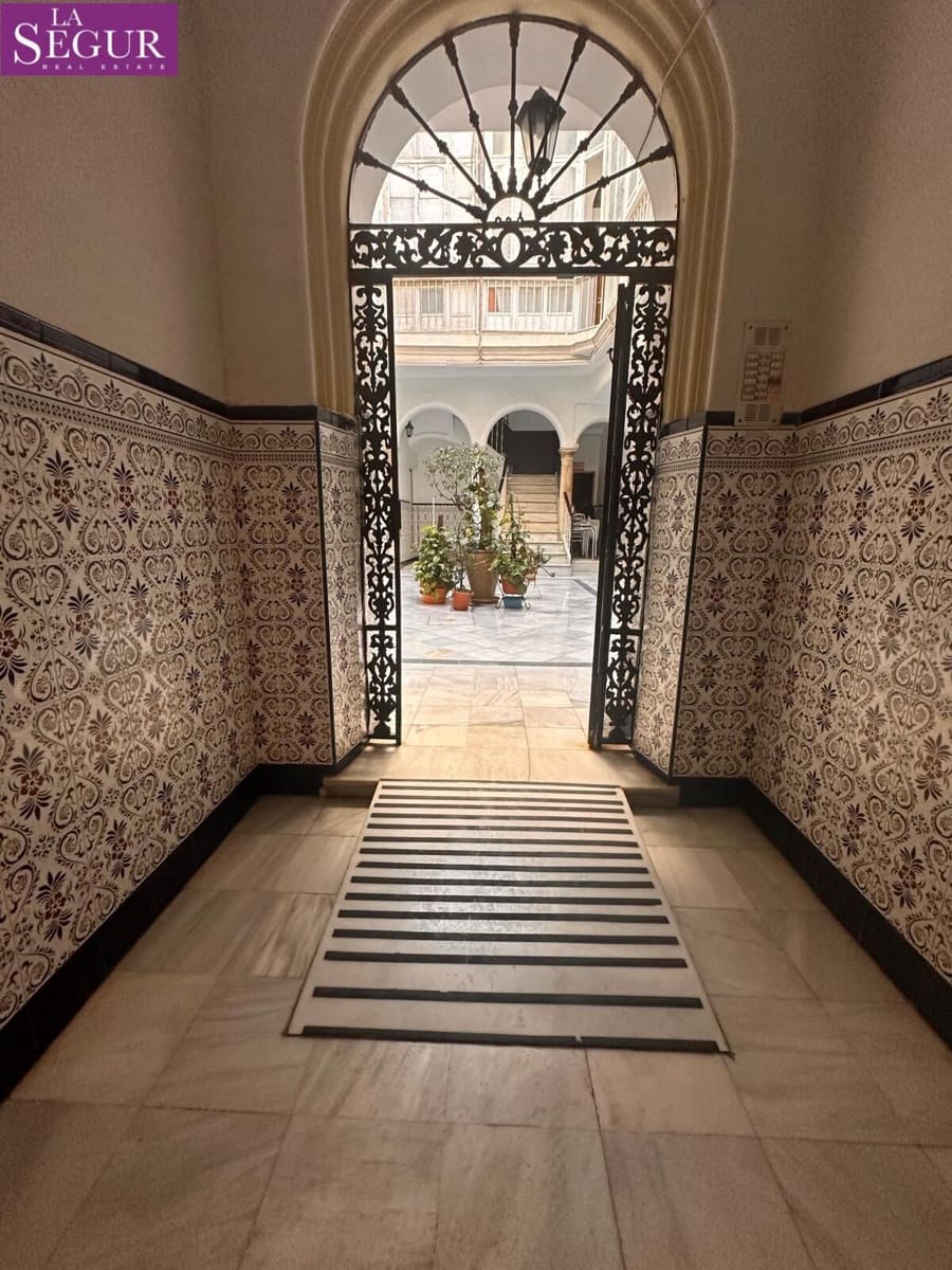 Commercieel te koop in Cadiz stad - € 250.000 (Ref: 8789724)